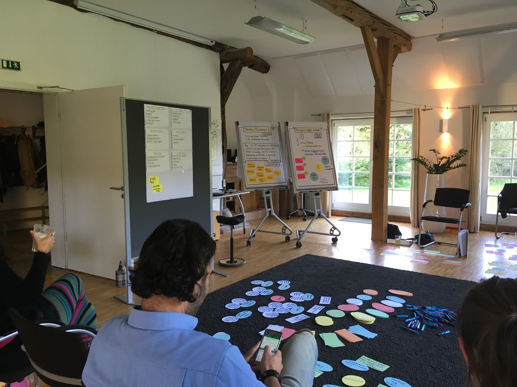 Workshop im großen Seminarraum mit Moderationskarten und Flipcharts