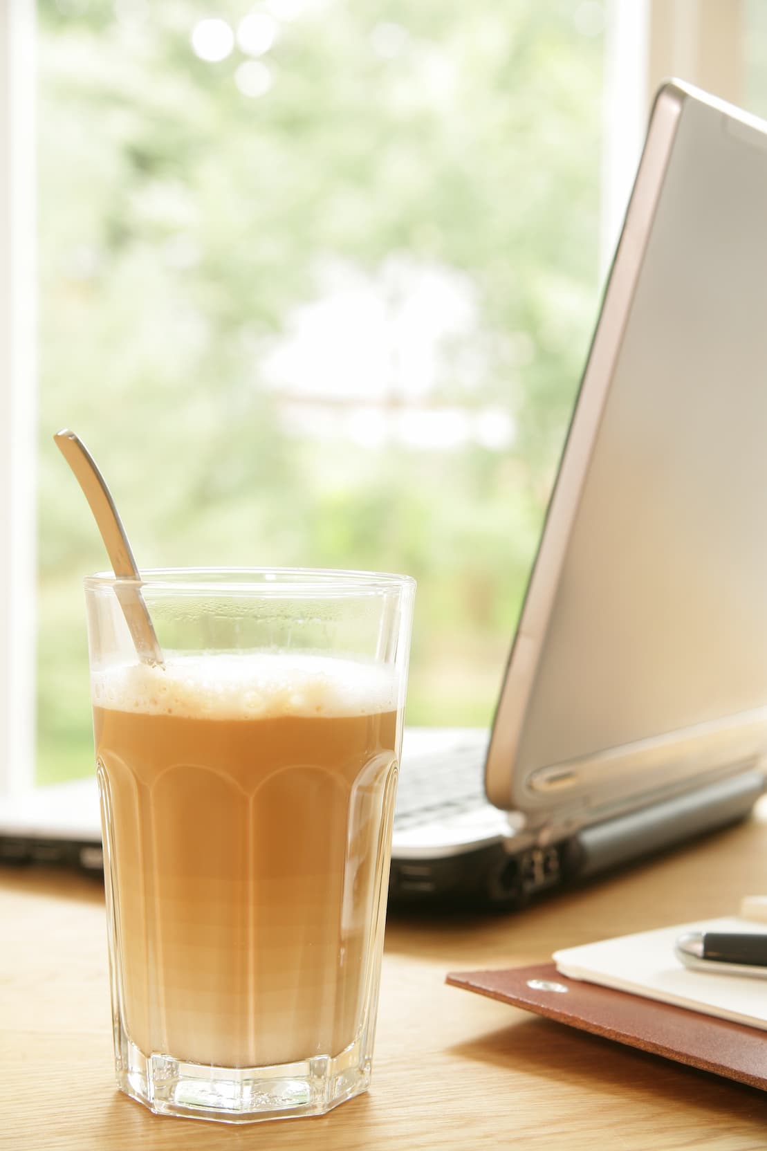 Latte macchiato aus der Gastro-Kaffeemaschine im Seminarhaus