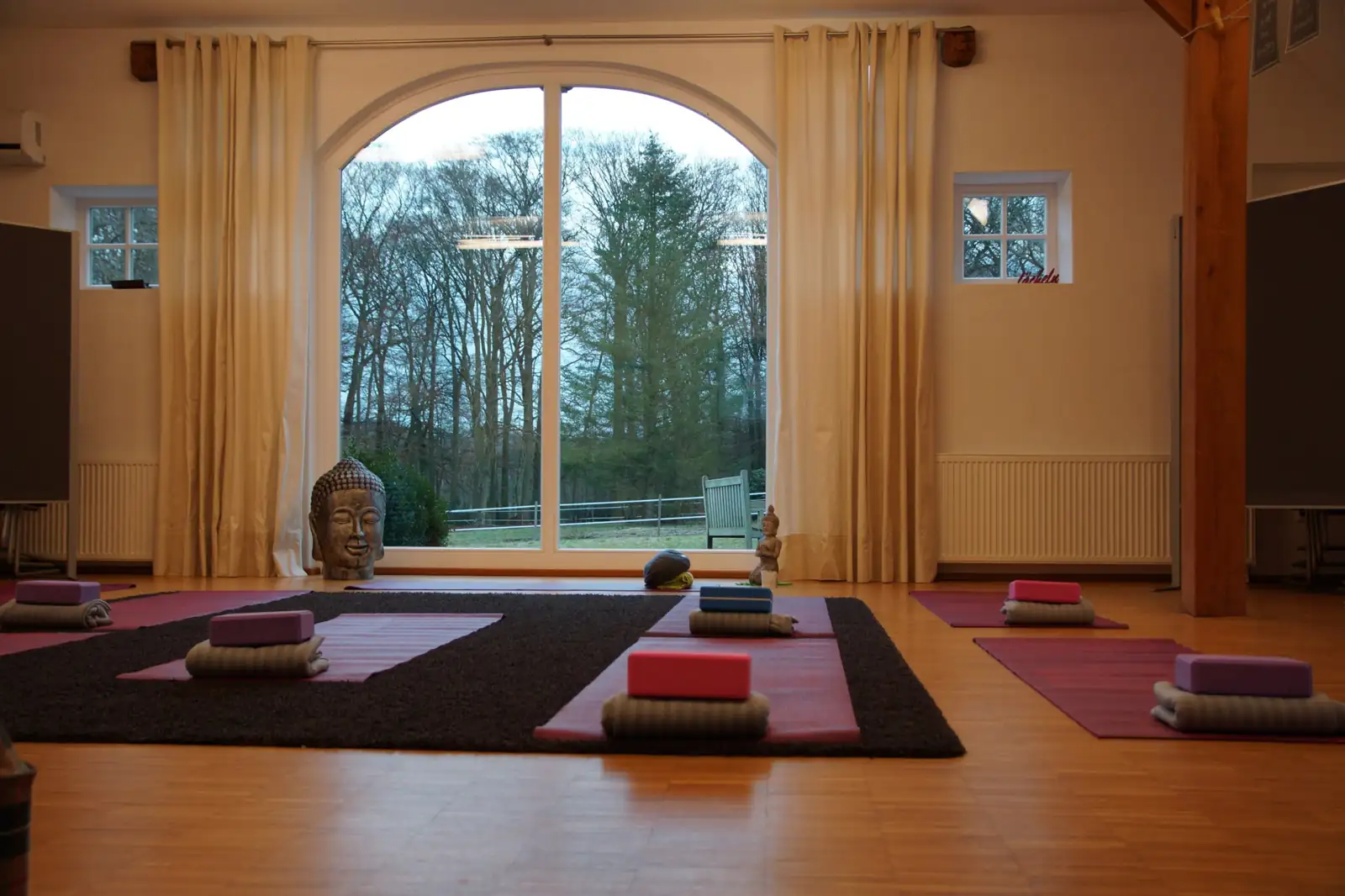 Yoga im lichtdurchfluteten Seminarraum